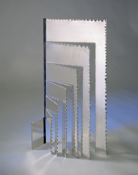 Piece -- materials: silver; dimensions: 50 x 40 x 100h;