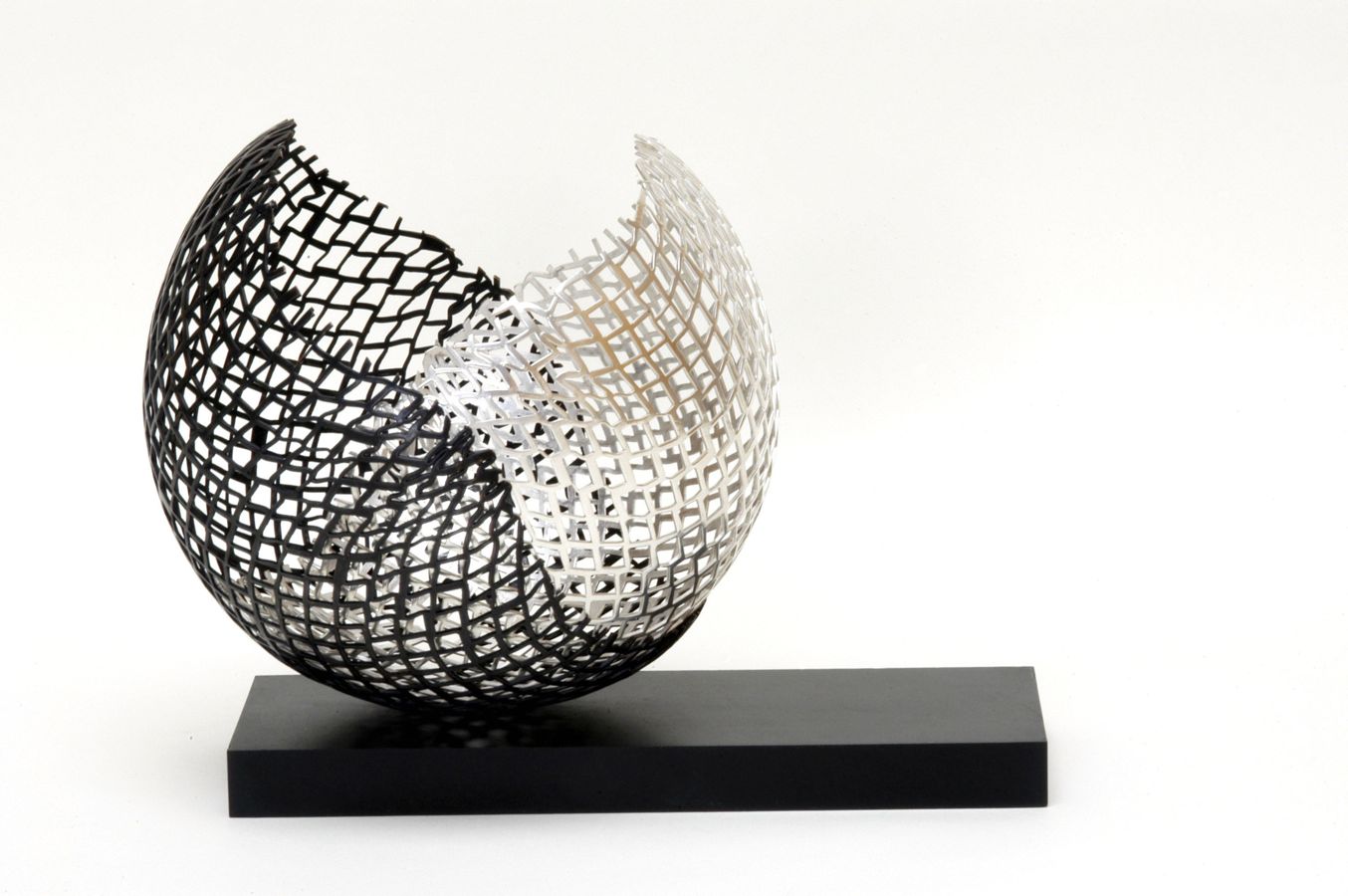 Piece -- materials: silver, patinated silver; dimensions: diameter 15 cm;