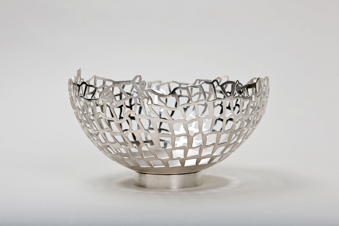 Piece -- materials: silver; dimensions: diameter 24, 12.5 h cm;